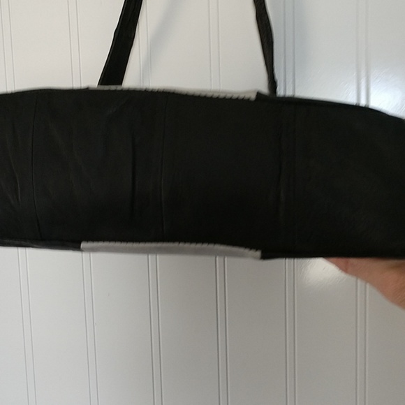 Women's Black and White purse - Picture 4 of 5